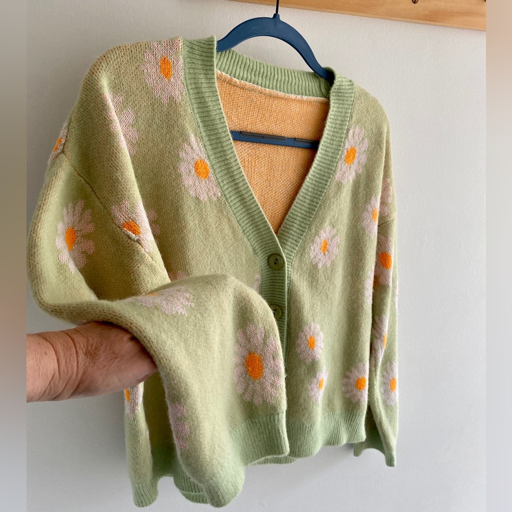 Light green cardigan/sweater, white & orange daisies.One size.Fun & flattering - Picture 2 of 12
